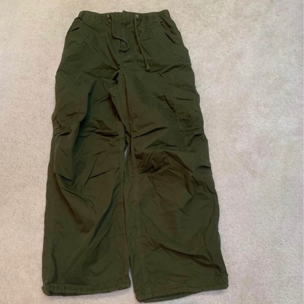 Aritzia Wide-Leg Cargo Pants in Olive Green